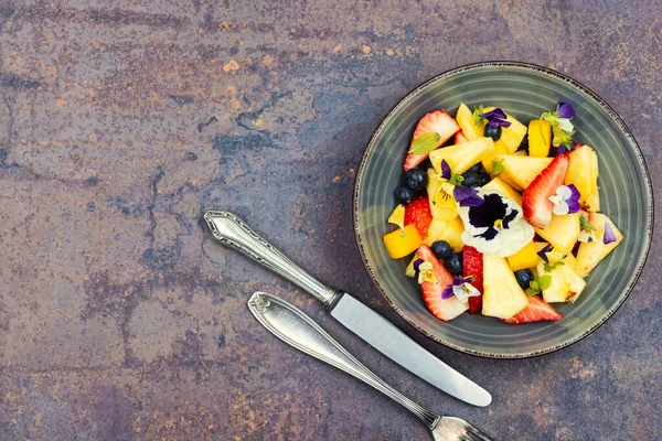 Deliciosa Salada Verão Com Flores Comestíveis Frutas Espaço Cópia — Fotografia de Stock
