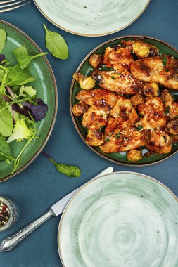 Baharatlı ve sebzeli kızarmış tavuk kanadı.