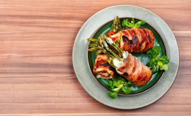 Pastırmaya sarılmış ızgara Roulades. Kuşkonmaz ve krem peynirle doldurulmuş et. Boşluğu kopyala