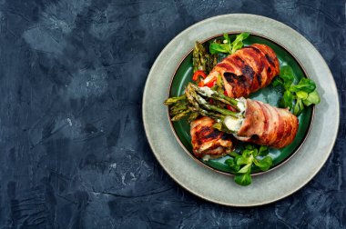 Pastırmaya sarılmış köfte. Kuşkonmaz ve krem peynirle doldurulmuş et. Metin için boşluk.