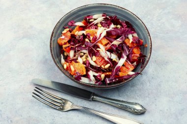 Hindiba, portakal ve çam fıstıklı taze salata. Radicchio salatası