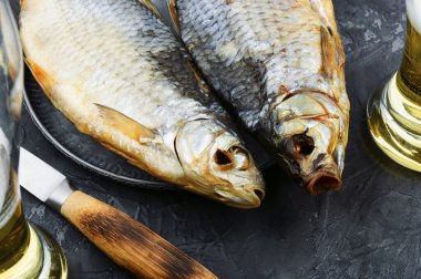 Masanın üzerinde kurutulmuş tuzlanmış balık. Bira için tuzlanmış balık..