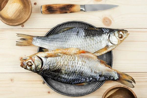 Zwei Getrocknete Gesalzene Fische Auf Dem Holztisch Ansicht Von Oben — Stockfoto