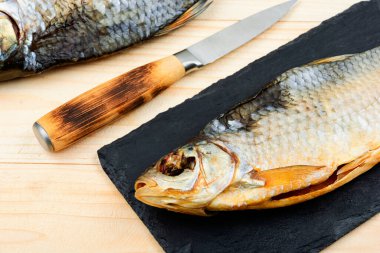 Ahşap masada kurutulmuş tuzlanmış balık. Güneşte kurutulmuş balık.