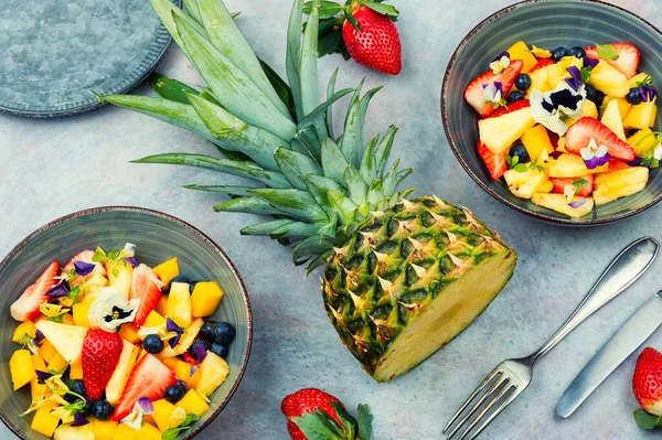 Salade Van Ananas Bessen Versierd Met Eetbare Bloemen Dieet Met — Stockfoto