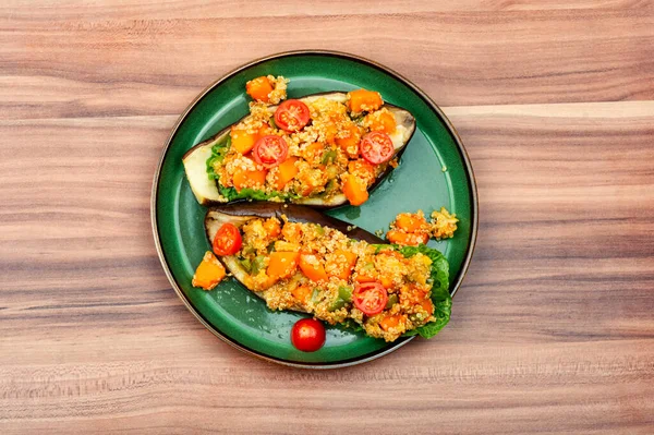 Auberginen Gefüllt Mit Kürbis Quinoa Und Tomaten — Stockfoto