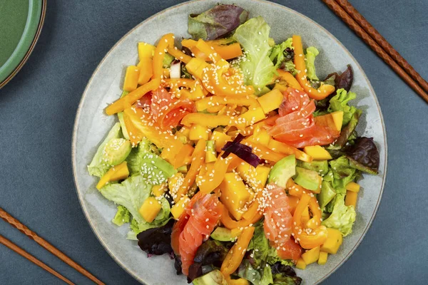 スモークサーモン マンゴー 野菜のサラダ サラダと箸 — ストック写真