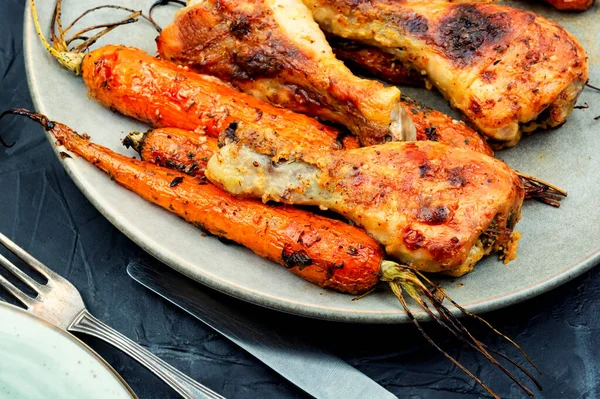 stock image Grilled chicken drumsticks, roast chicken legs with carrots