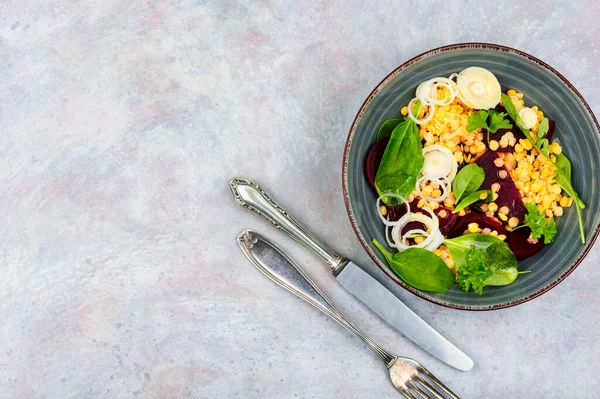 Salada Com Beterraba Lentilhas Vermelhas Cebolas Ervas Tigela Alimentação Saudável — Fotografia de Stock