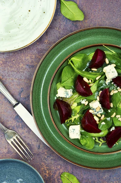 Zelfgemaakte Salade Met Bieten Blauwe Kaas Groenten Pijnboompitten Het Bord — Stockfoto