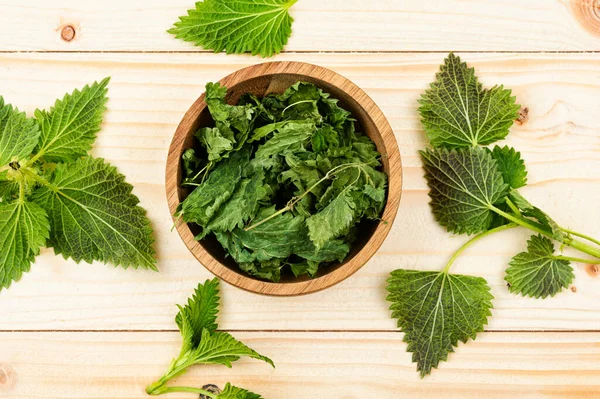 Vers Gedroogd Brandnetelblad Homeopathische Kruiden Een Houten Tafel Kruidengeneeskunde — Stockfoto