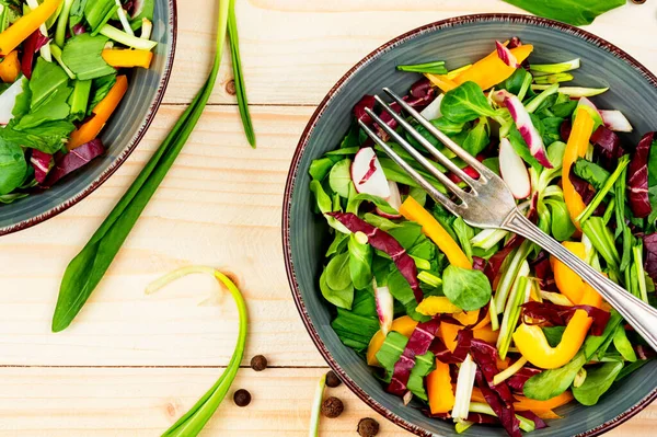 Nyers Zöld Saláta Zöldségekkel Medve Póréhagymával Vagy Vad Fokhagymával Rámson — Stock Fotó