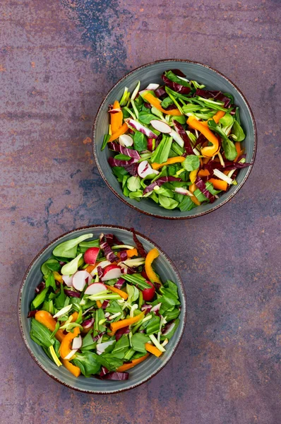 Ízletes Tavaszi Zöld Saláta Zöldségekkel Medve Póréhagymával Vagy Vad Fokhagymával — Stock Fotó