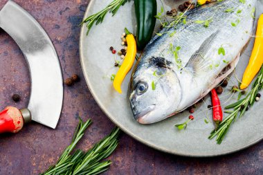 Pişirmek için çiğ dorado balığı ve baharat. Beslenme yemeği.