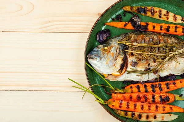 Gegrillter Fisch Dorada Grill Mit Gebratenem Gemüse Auf Holz Hintergrund — Stockfoto