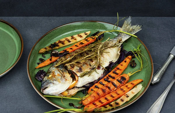 Barbecue Whole Dorado Fish Sea Bream Grilled Vegetables Bbq Fish — Stock Photo, Image