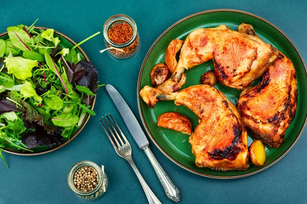 Cooked Roasted Chicken Legs Fresh Green Salad — Stock Photo, Image