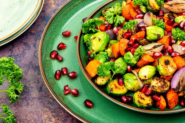 野菜のグリルとサラダ 緑と緑のプレート上にザクロで飾られた バーベキュー野菜 — ストック写真
