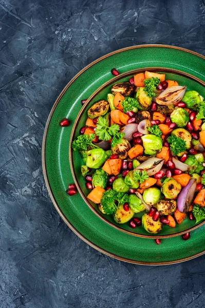 Salad Roasted Brussels Sprouts Carrots Garnished Herbs Pomegranate Seeds Vegetable — 图库照片