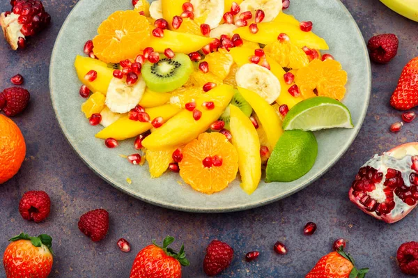 Salat Aus Mango Zitrusfrüchten Bananen Und Beeren Einer Schüssel Obstsalat — Stockfoto