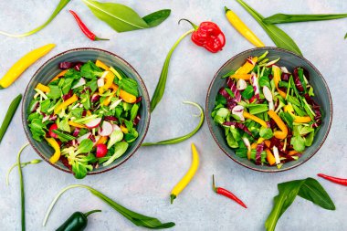 Sebzeli, pırasalı ya da yabani sarımsaklı taze yeşil salata. Düz yatıyordu. Renkli yemek.