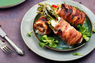 Pastırmaya sarılmış kızarmış köfte. Kuşkonmazla doldurulmuş et parçaları. Ketojenik diyet.