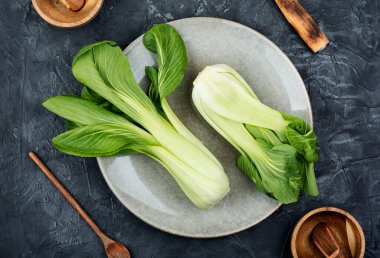 Taze bok choy ya da mutfak masasında Çin lahanası