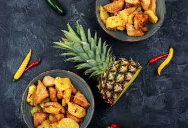 Ananas ve biberli bol yağda kızartılmış tofu. Düz yatıyordu