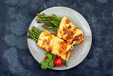 Kuşkonmaz ve sebzeli yumurta omleti. Taze yapılmış omlet. Üst görünüm