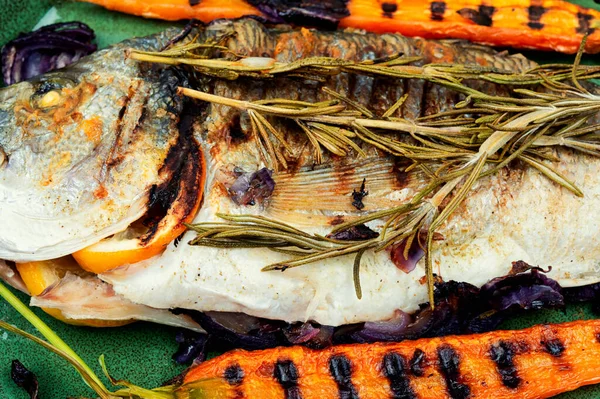 Kızarmış Balık Dorada Bbq Kızarmış Sebze Sağlıklı Yiyecekler Yakın Görüş — Stok fotoğraf