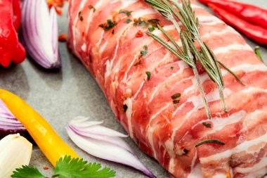 Pastırmaya sarılı pişmemiş tavuk göğsü fileto. Kapat.