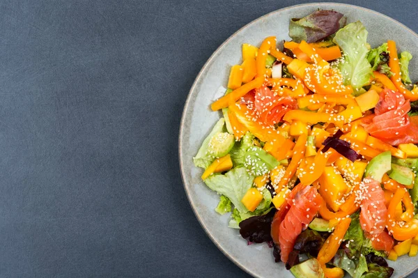 Lekkere Salade Met Zalm Mango Sesam Avocado Peper Mediterrane Keuken — Stockfoto
