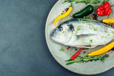 Bitkilerle pişirilmemiş dorado balığı. Boşluğu kopyala