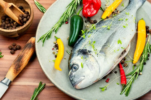 Roher Dorado Fisch Und Gewürze Mit Zutaten Zum Kochen Zum — Stockfoto