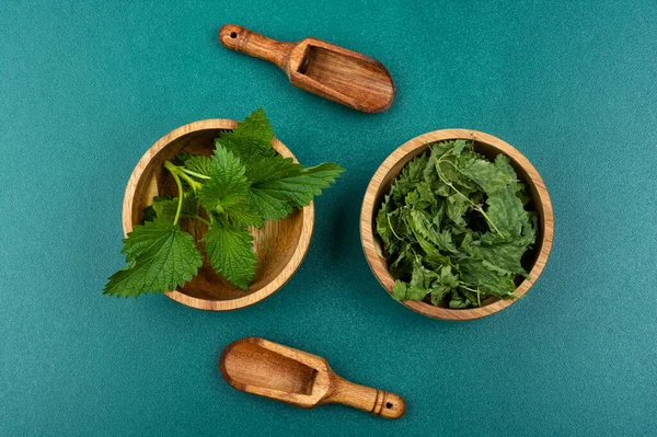 Raw Dried Nettle Leaves Table Healthy Plant Wooden Mortar — Stock Photo, Image