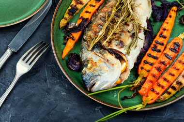 Izgara sebzeli dorado balığı ya da çipura. Barbekü balığı.