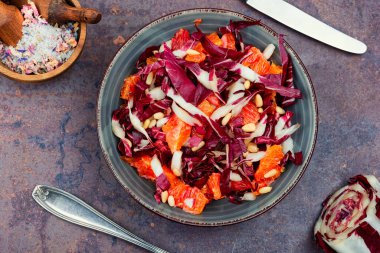 Hindiba soslu salata, tabakta greyfurt. Diyet ve sağlıklı yemek kavramı. Üst görünüm.