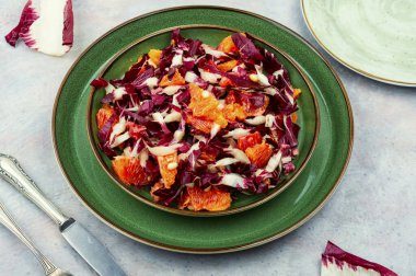 Çiğ hindiba salatası, greyfurt ve çam fıstığı.