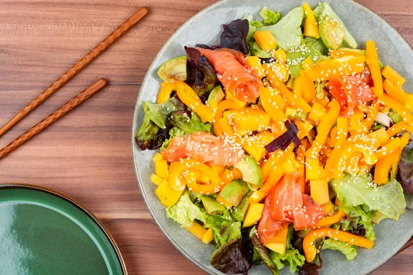 Aziatische Salade Met Gerookte Zalm Mango Sesam Groenten — Stockfoto