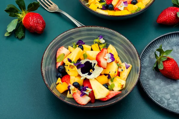 Voorjaar Vitamine Salade Met Ananas Bessen Versierde Eetbare Bloemen Ketogeen — Stockfoto
