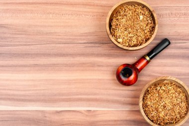 Sigara kokulu tütün ve masada tütün veya pipo. Metin için boşluk