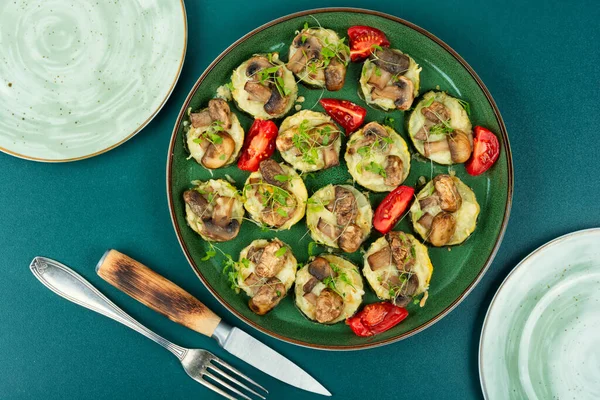 Makanan Vegan Goreng Zucchini Dengan Jamur Dan Herbal Campuran Sayuran — Stok Foto
