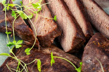 Mikro yeşillikli lezzetli devekuşu bifteği. Devekuşu filetosu. Afrika mutfağı