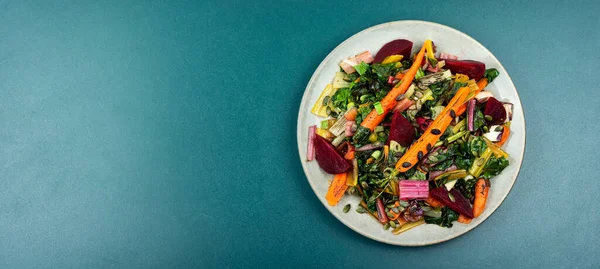 沙律由炖菜 甜菜和胡萝卜与南瓜籽 为餐厅菜单提供健康营养 案文的篇幅 — 图库照片