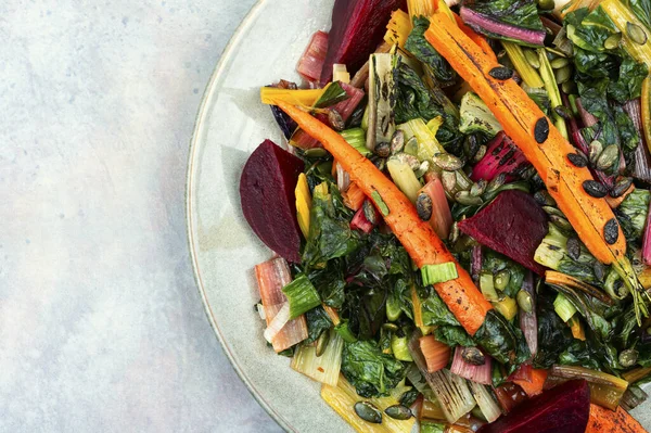Salade Blettes Confites Betteraves Carottes Aux Graines Citrouille Concept Végétarien — Photo