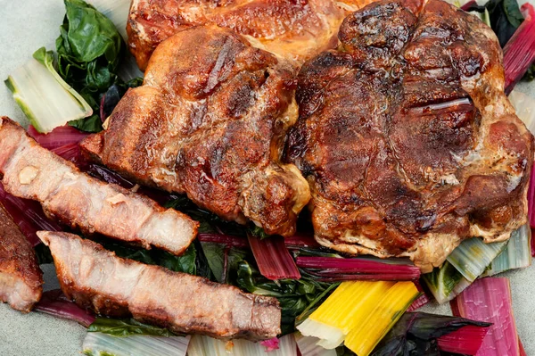 Finom Sült Hús Steak Friss Gyógynövénysaláta Közelről — Stock Fotó