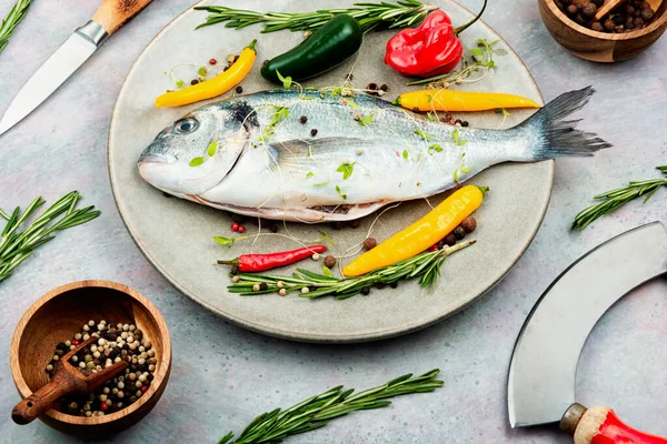 Tabağında Otlar Olan Pişirilmemiş Dorado Balığı — Stok fotoğraf