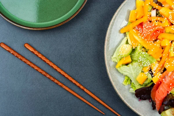 Asiatisk Sallad Med Saltad Lax Mango Sesam Och Grönsaker Sallad — Stockfoto