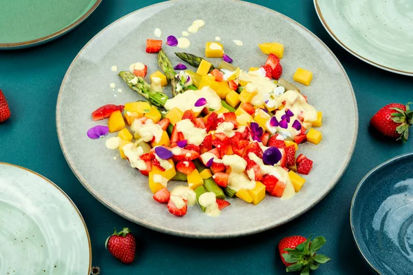 Salada Leve Bagas Espargos Verdes Manga Iogurte Alimentos Saudáveis — Fotografia de Stock
