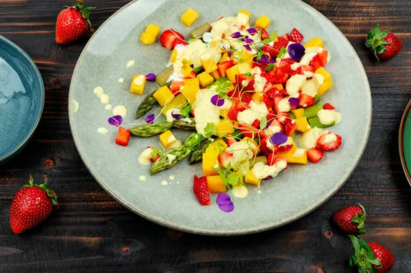 Salada Fresca Verão Com Especiarias Morangos Iogurte Manga — Fotografia de Stock
